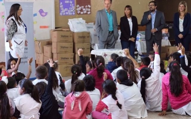 La Defensoria entrego útiles escolares en una escuela de Altos de San Lorenzo