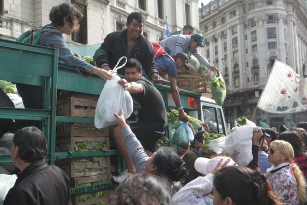 “Verdurazo” de productores bonaerenses en Plaza de Mayo
