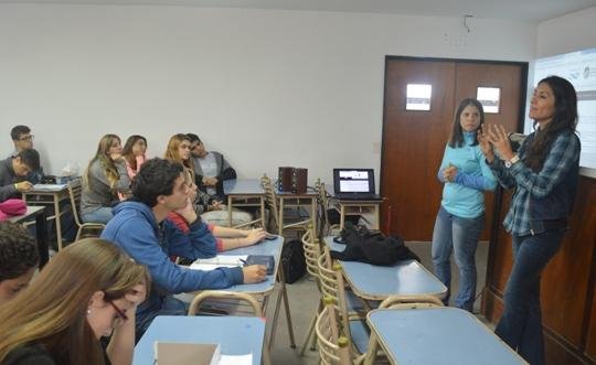 Científicos salen por las escuelas a derribar mitos sobre las alergias