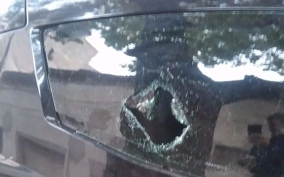 Denuncian que en 61 y 3 “rompen los autos para robar pertenencias”