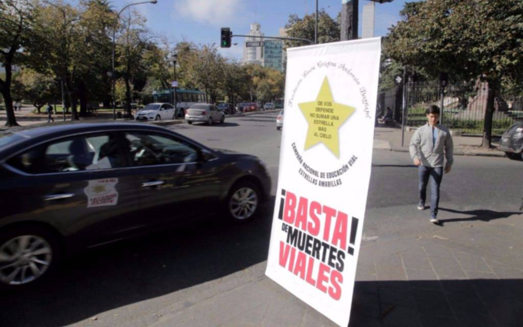 Dan consejos viales en el centro platense   