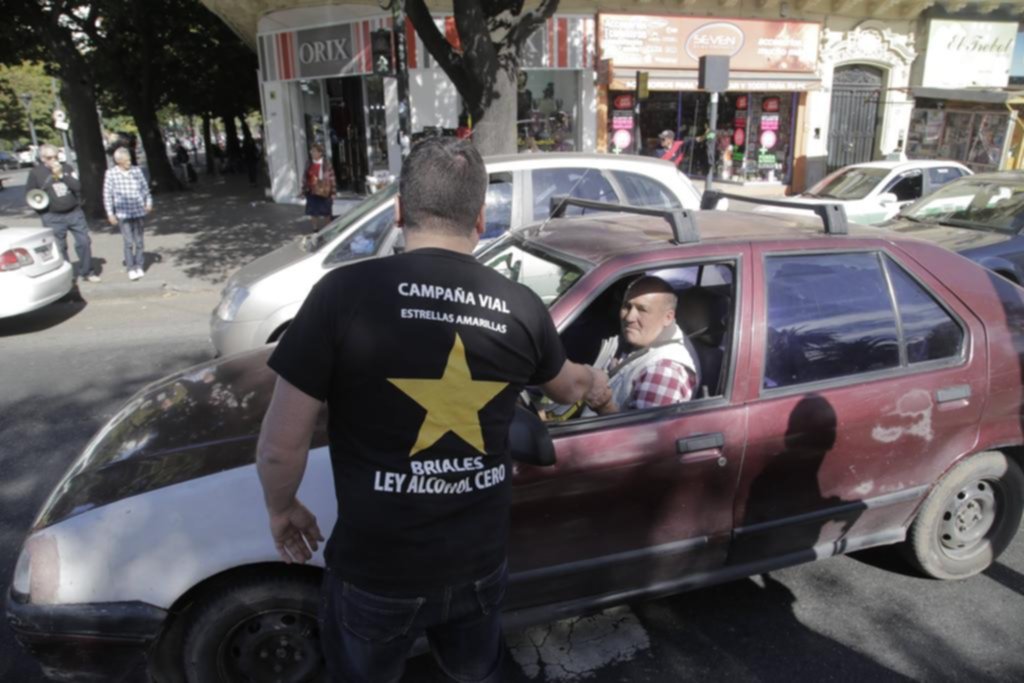 Dan consejos viales en el centro platense