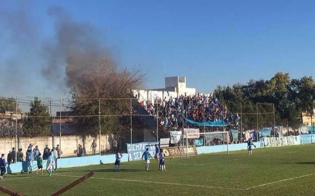   Un incendio en la tribuna paró un partido del Ascenso    