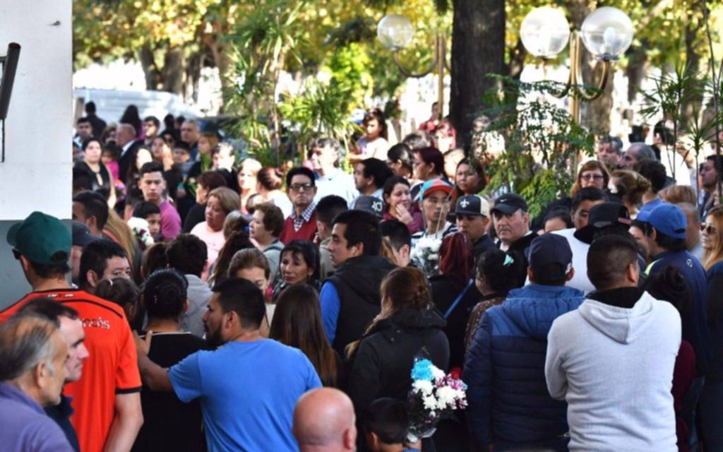 Familiares y vecinos inhumaron los restos de Araceli en el cementerio de San Martín