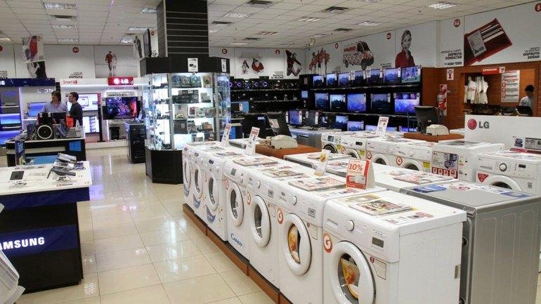 Más préstamos personales y menos compras con tarjetas