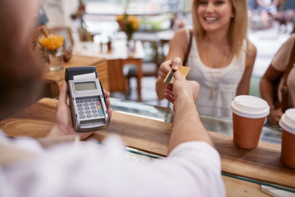 Desde hoy rige la obligación a comercios para aceptar pagos con tarjetas de débito