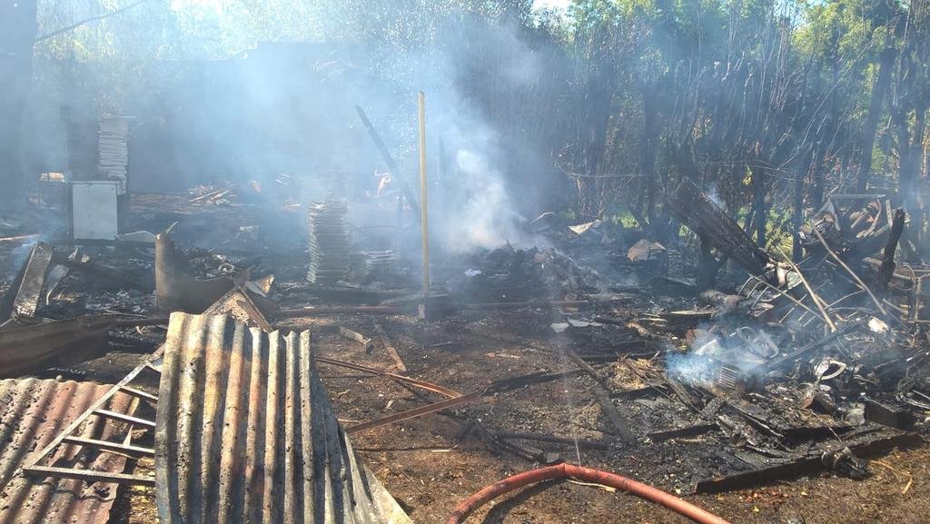 Un herido y serios daños por un incendio