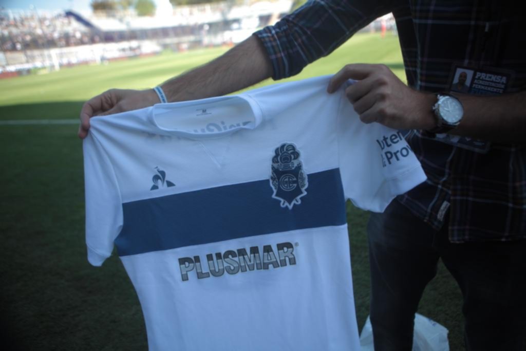 El Lobo lució una nueva camiseta con señales históricas