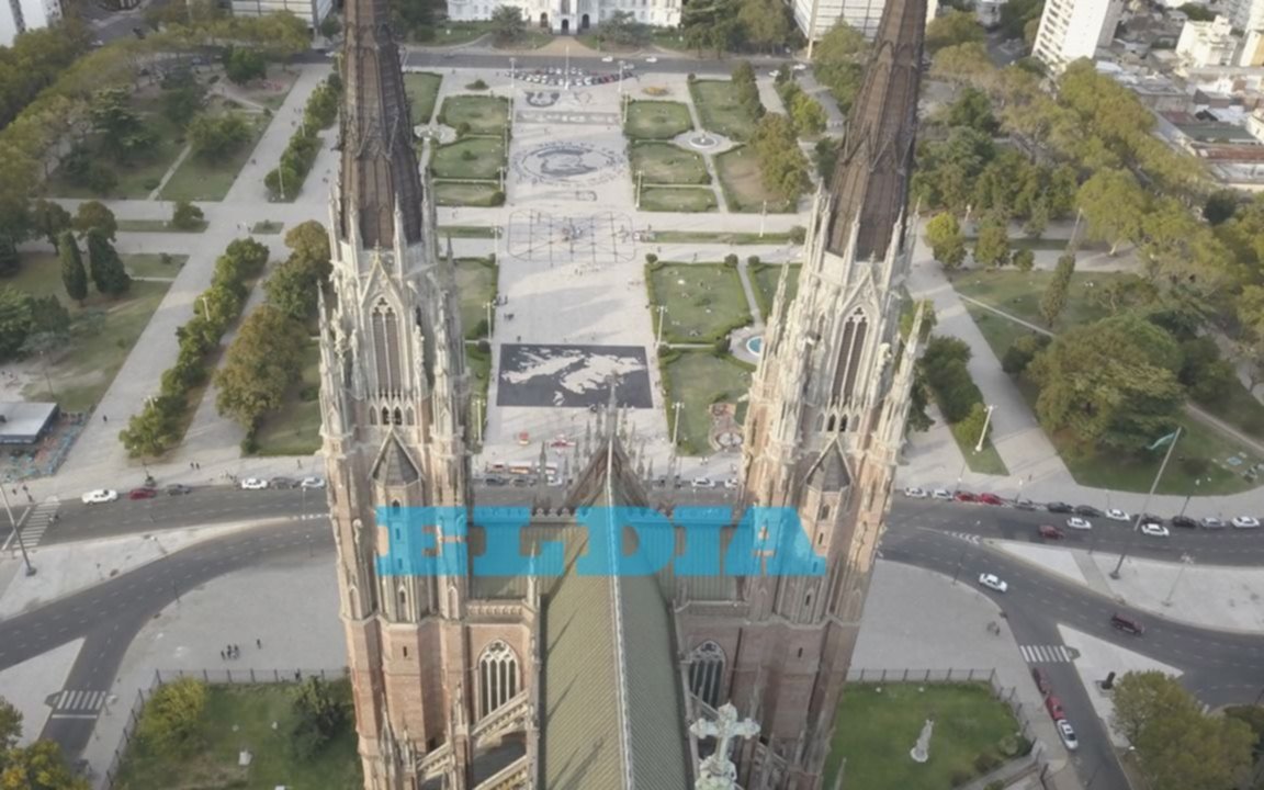 Recrearon la imagen más grande del mundo de las Islas Malvinas en Plaza Moreno