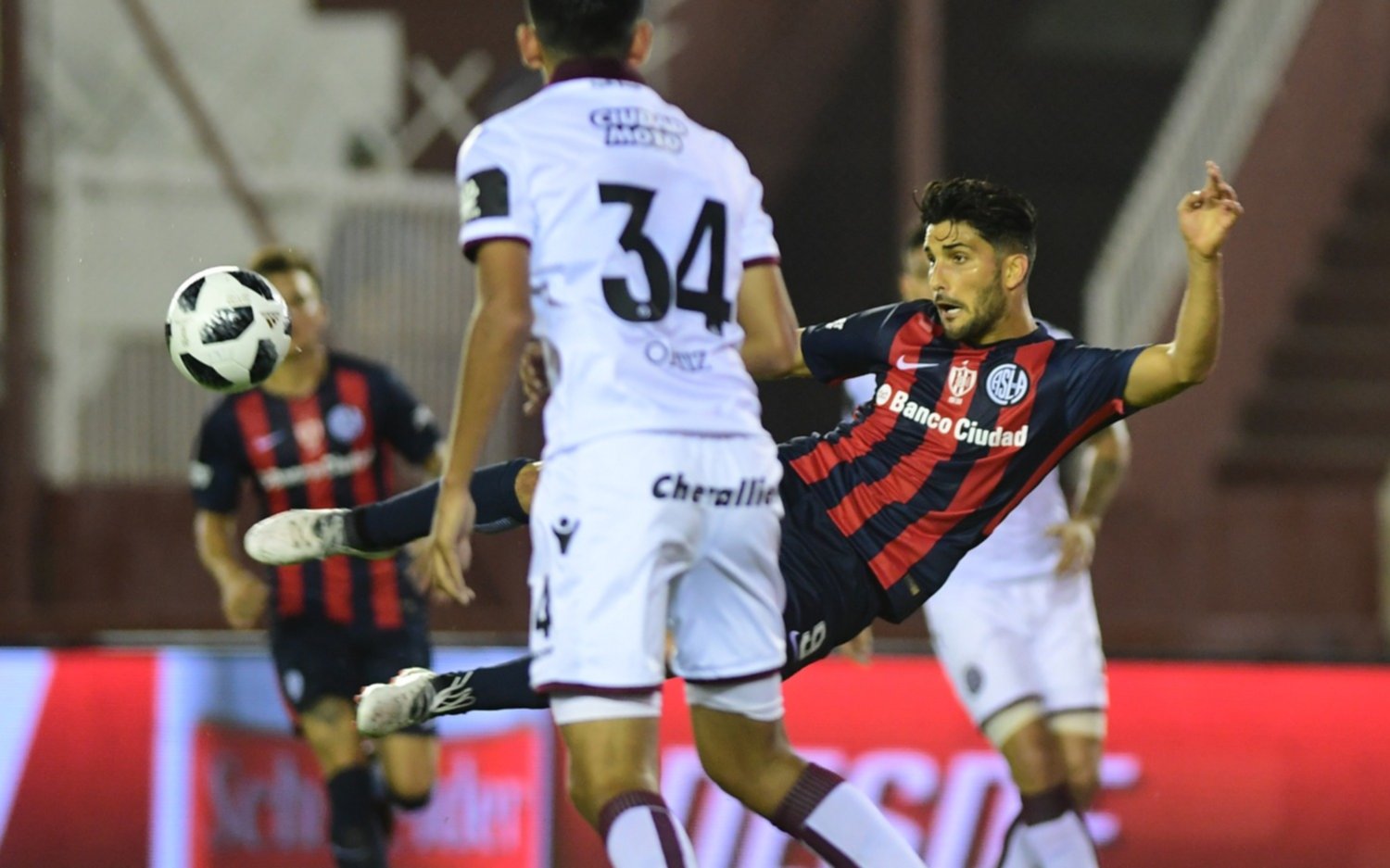 San Lorenzo le ganó a Lanús como visitante 2 a 0