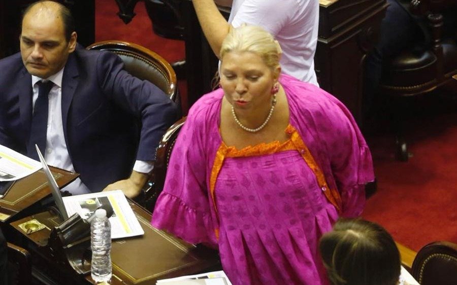 Carrió a Macri por los pasajes: "Él viaja en helicóptero desde chiquito, no tiene problema"
