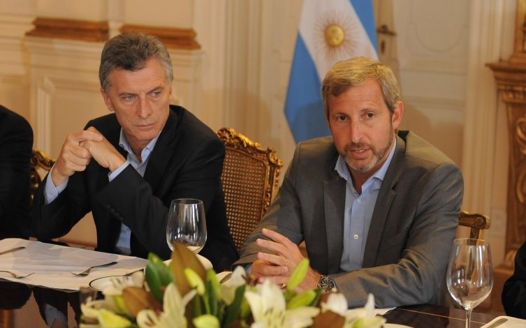 Para el Gobierno, los pasajes de legisladores son tema "exclusivo del Parlamento"