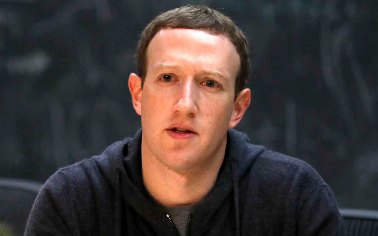  Zuckerberg ve "simplistas" las críticas de Apple a la gestión de Facebook 