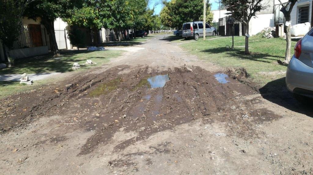 Pozo y calle intransitable en Parque Sicardi