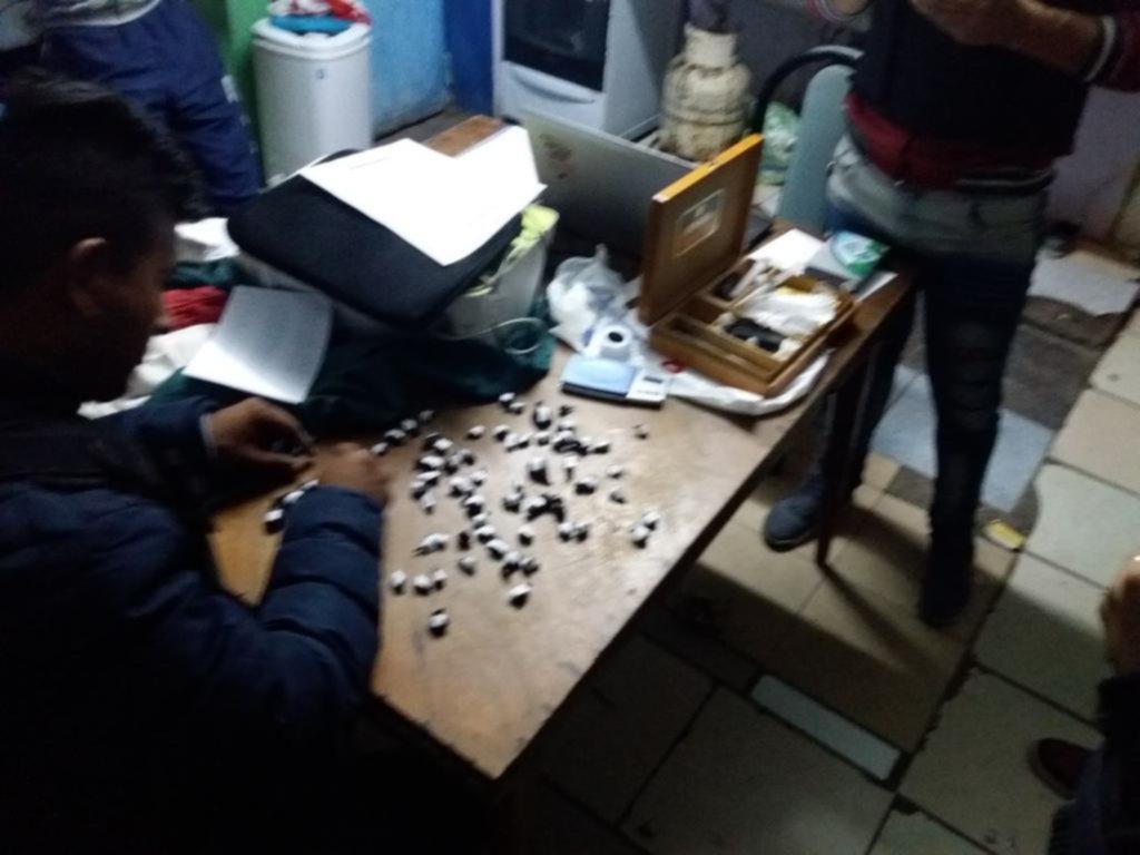 “El Mercadito”: después de los tiroteos y el reclamo vecinal, encontraron droga y un arma