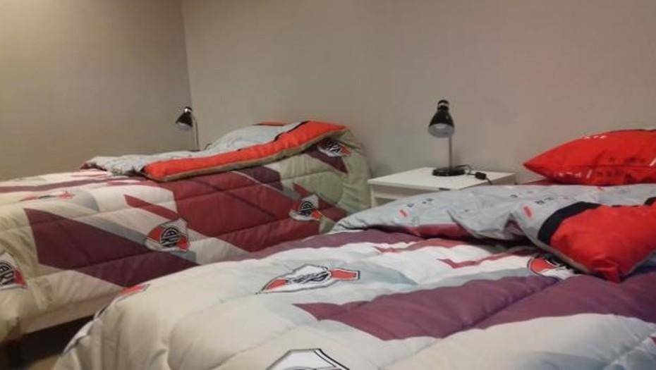 ¿Quién cuida a los chicos que se hospedan en la pensión del equipo Millonario?