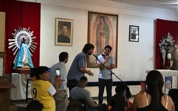 Gallardo se acercó hasta una Iglesia para dar una charla a los chicos