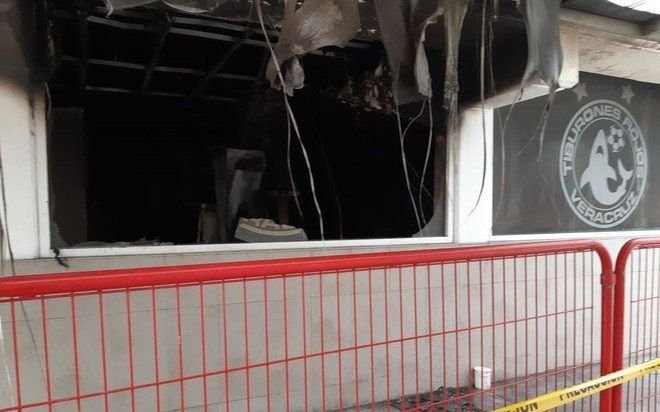 Sacerdote fue a bendecir a un equipo y terminó incendiando el vestuario