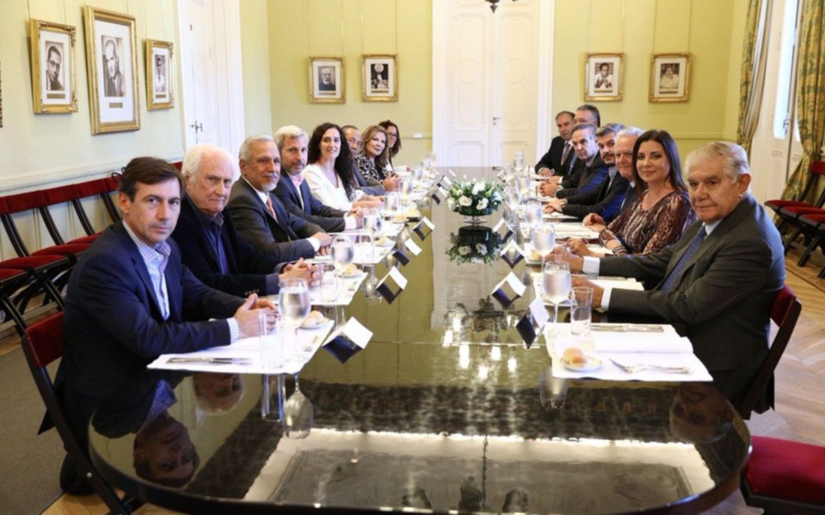 Peña y Michetti almorzaron con jefes de senadores en la Casa Rosada 