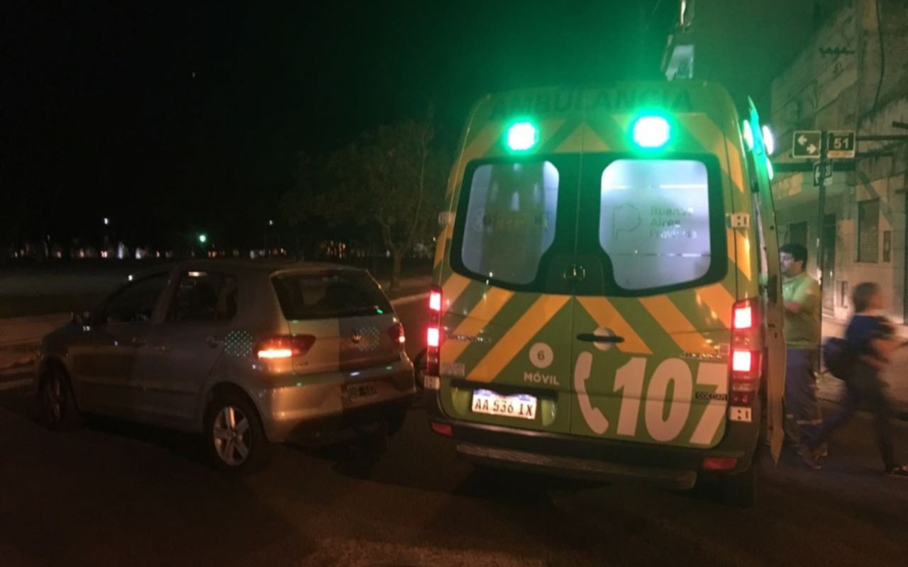 Incidente vial entre un auto y una moto a metros de Plaza Islas Malvinas