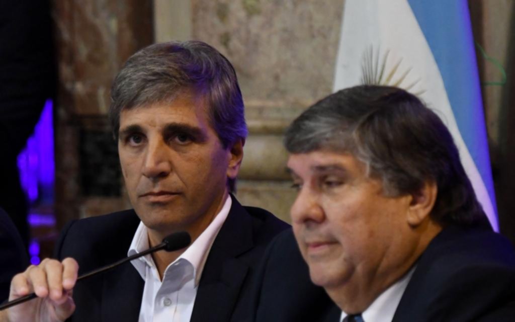 Caputo defendió el endeudamiento en una audiencia que terminó a los gritos