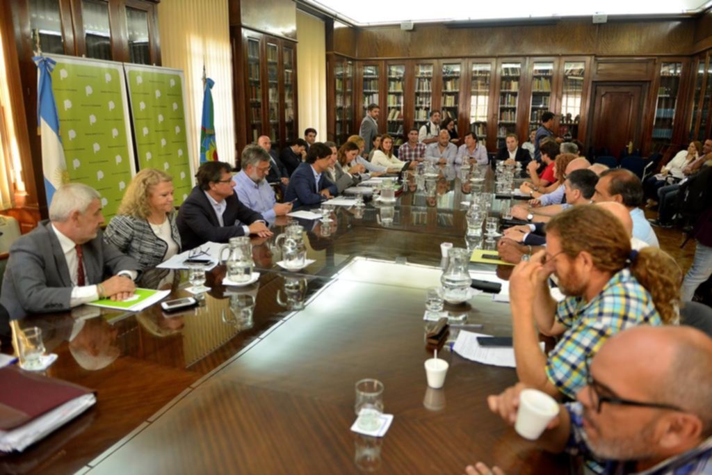 Hubo acuerdo con los estatales y Vidal ya tiene su primera paritaria con techo del 15%