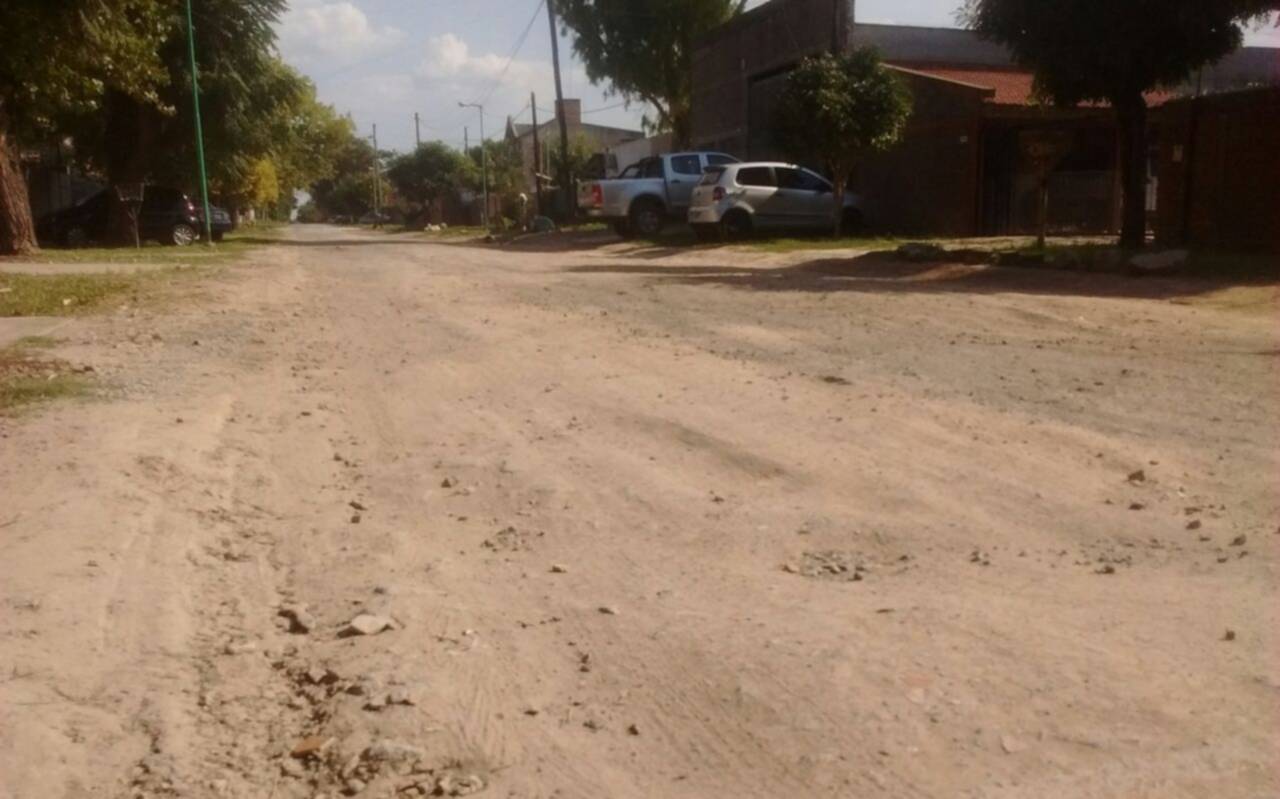 Vecinos de San Carlos exigen que su calle sea asfaltada luego de un arreglo