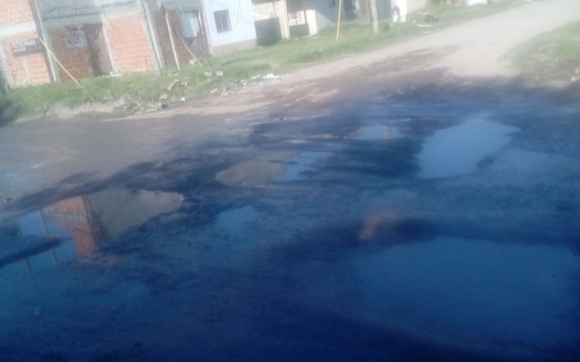 Aseguran que en 1 y 96 no pasa el colectivo por el estado de la calle