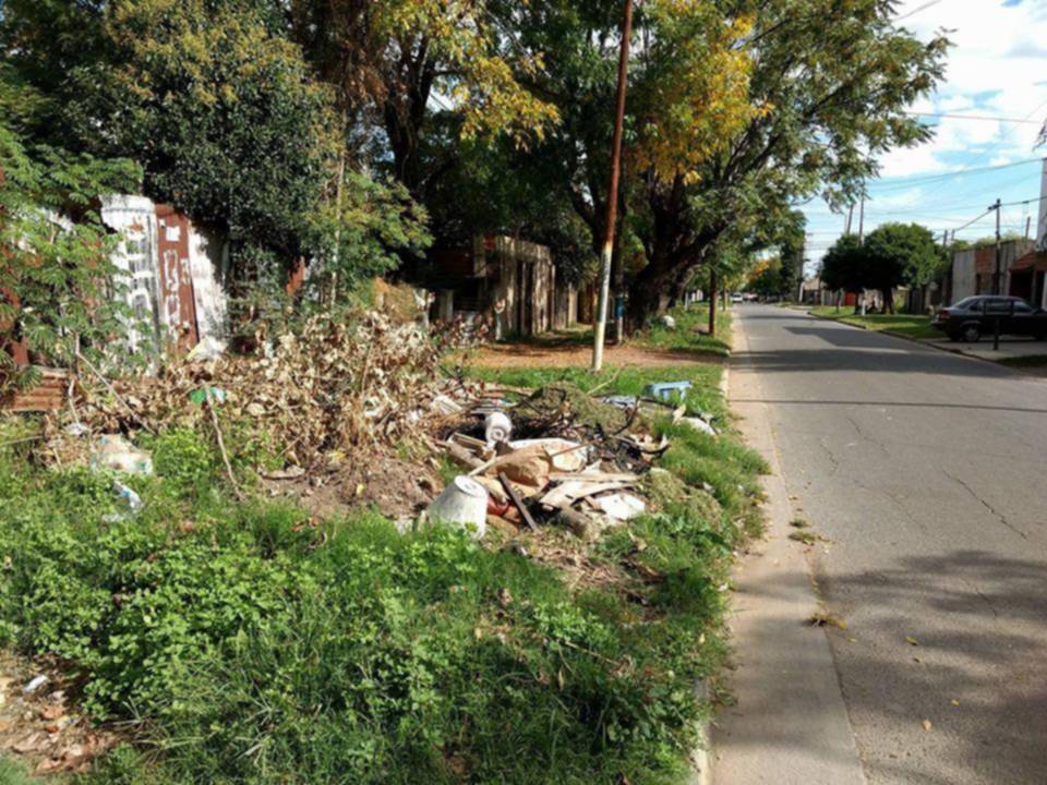 La basura y el pasto alto dominan el paisaje