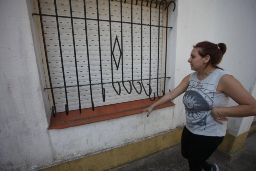 Doblaron una reja para entrar a robar en una vivienda de Villa Castells