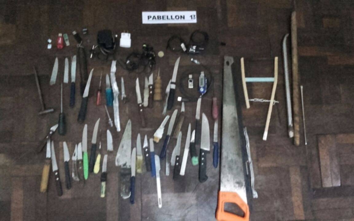 Requisas en la Unidad 9 La Plata: hallan más de 200 facas, drogas y hasta un serrucho
