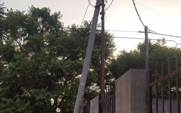 Alarma por un poste de luz a punto de caer en Tolosa