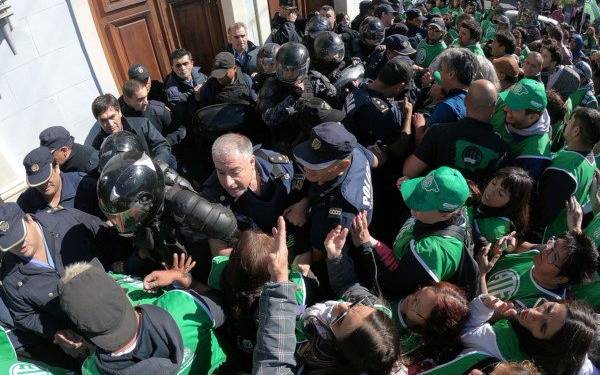 Revelan datos de la autopsia del comisario chubutense que murió en incidentes