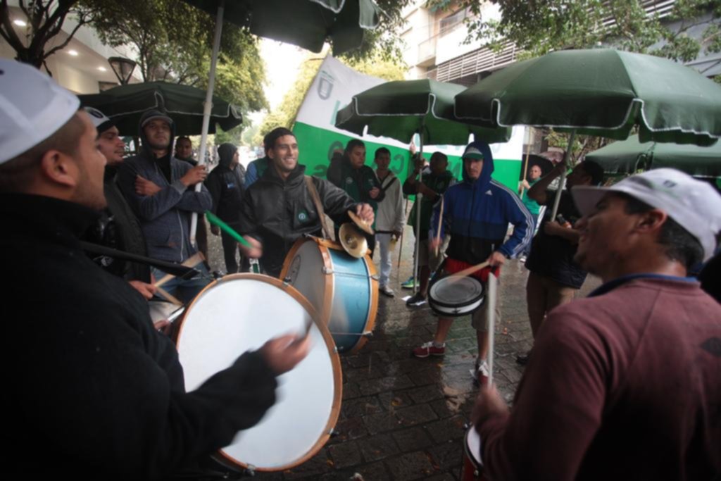 Protesta gremial con corte de calle por 14 despidos en una tradicional confitería