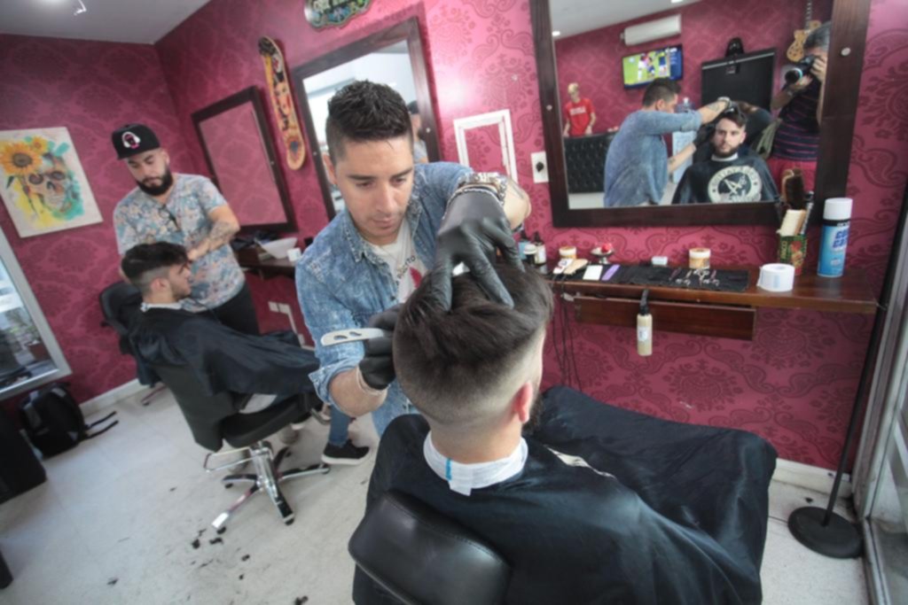 Barberías platenses: el nuevo refugio de la masculinidad