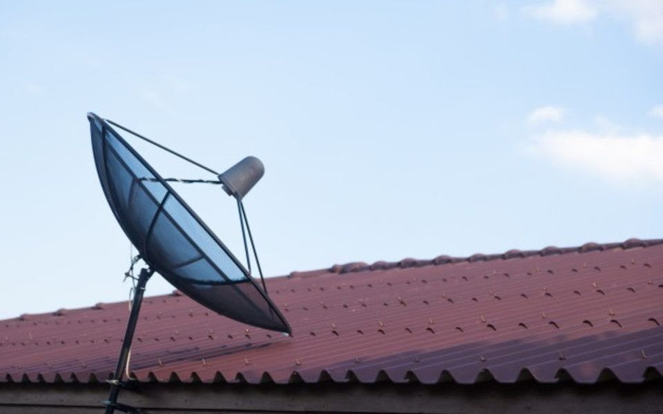 Proponen autorizar a las empresas de telefonía a brindar televisión satelital