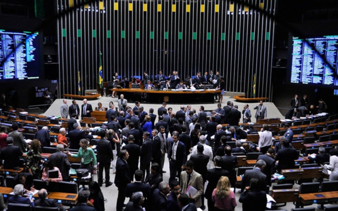 Los políticos brasileños optaron por el silencio y la cautela ante la crisis