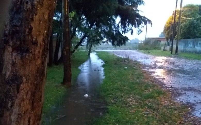 Hartazgo vecinal en Villa Elvira por el estado de las calles y la falta de desagües 