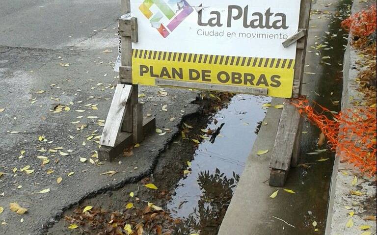 En Altos de San Lorenzo reclaman por una obra que lleva meses “a medio terminar”