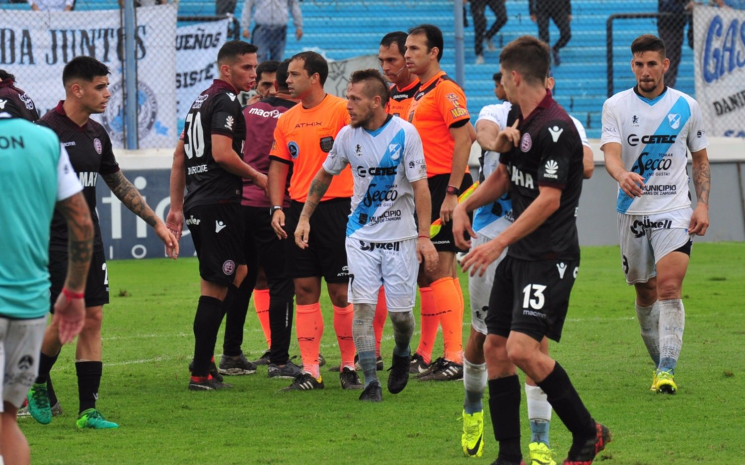 En un partido con polémicas, Temperley y Lanús empataron