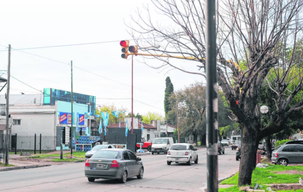 En 10 y 520 nadie frena en el semáforo y cruzar la calle es toda una aventura