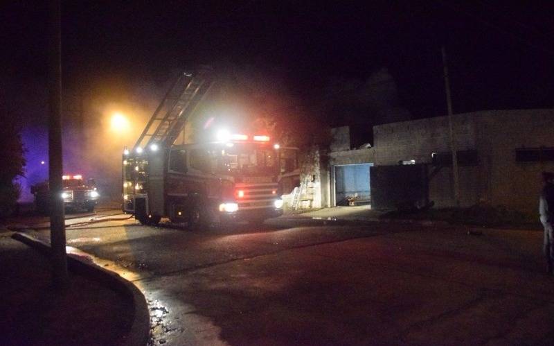 Detienen a un hombre acusado de matar a una familia a balazos y simular un incendio