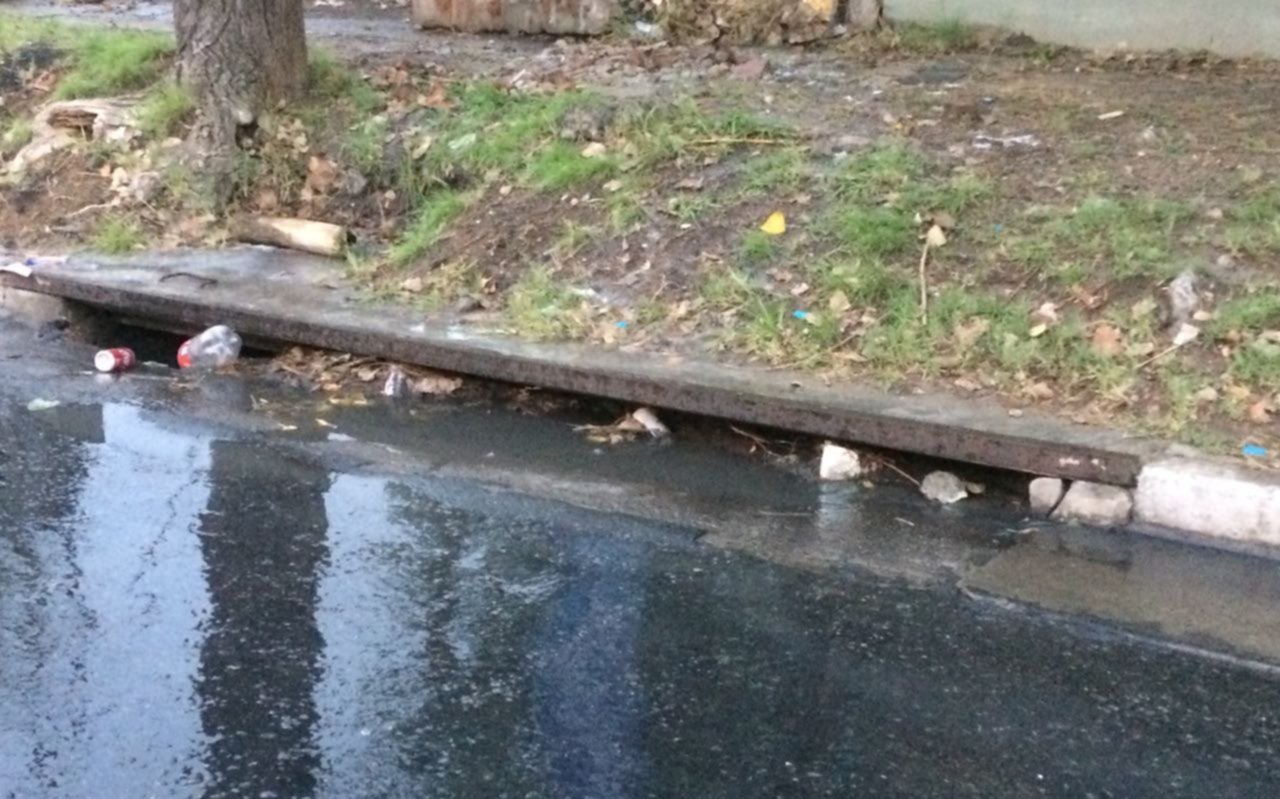 Vecinos preocupados por bocas de tormenta obstruidas