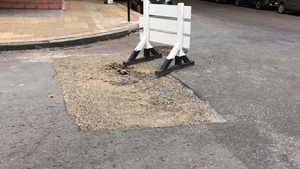 Reclamos por un bache en la esquina de 5 y 56