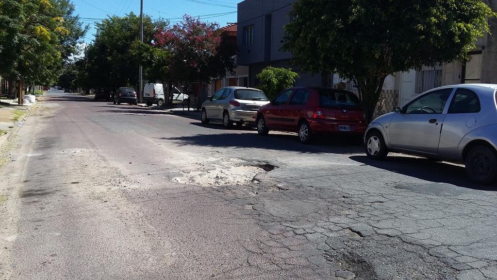 La calle 74 de 1 a 2 suma baches y peligro