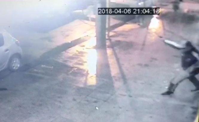 Balearon a un policía y le pegaron seis tiros a un patrullero en González Catán
