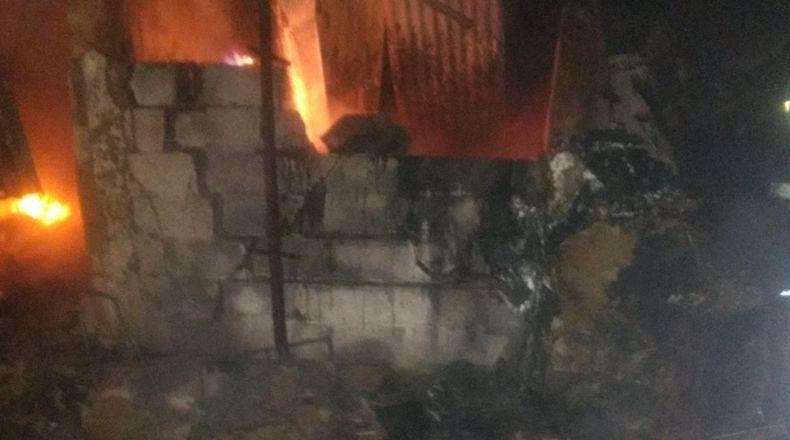 Mató a su mujer y los hijos a tiros y quemó la casa para encubrir los asesinatos