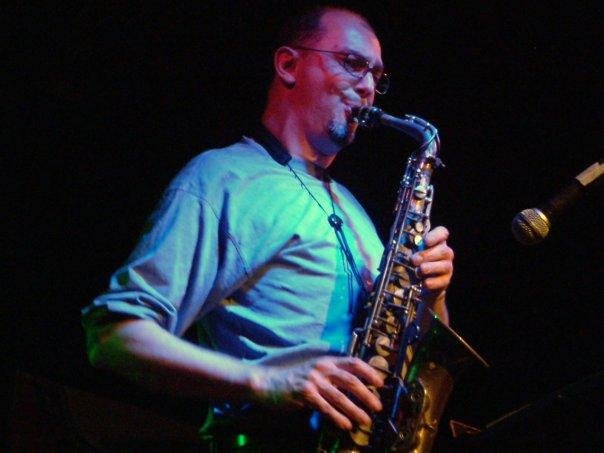 A un conocido saxofonista platense le quebraron el dedo de una mano en un asalto feroz
