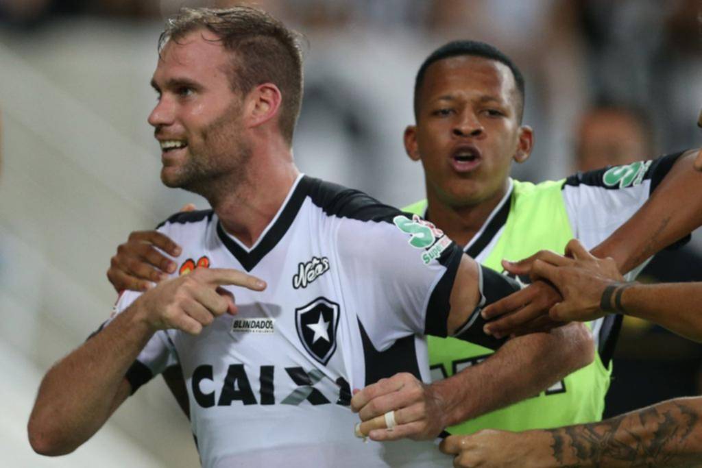 Joel Carli se coronó campeón con Botafogo