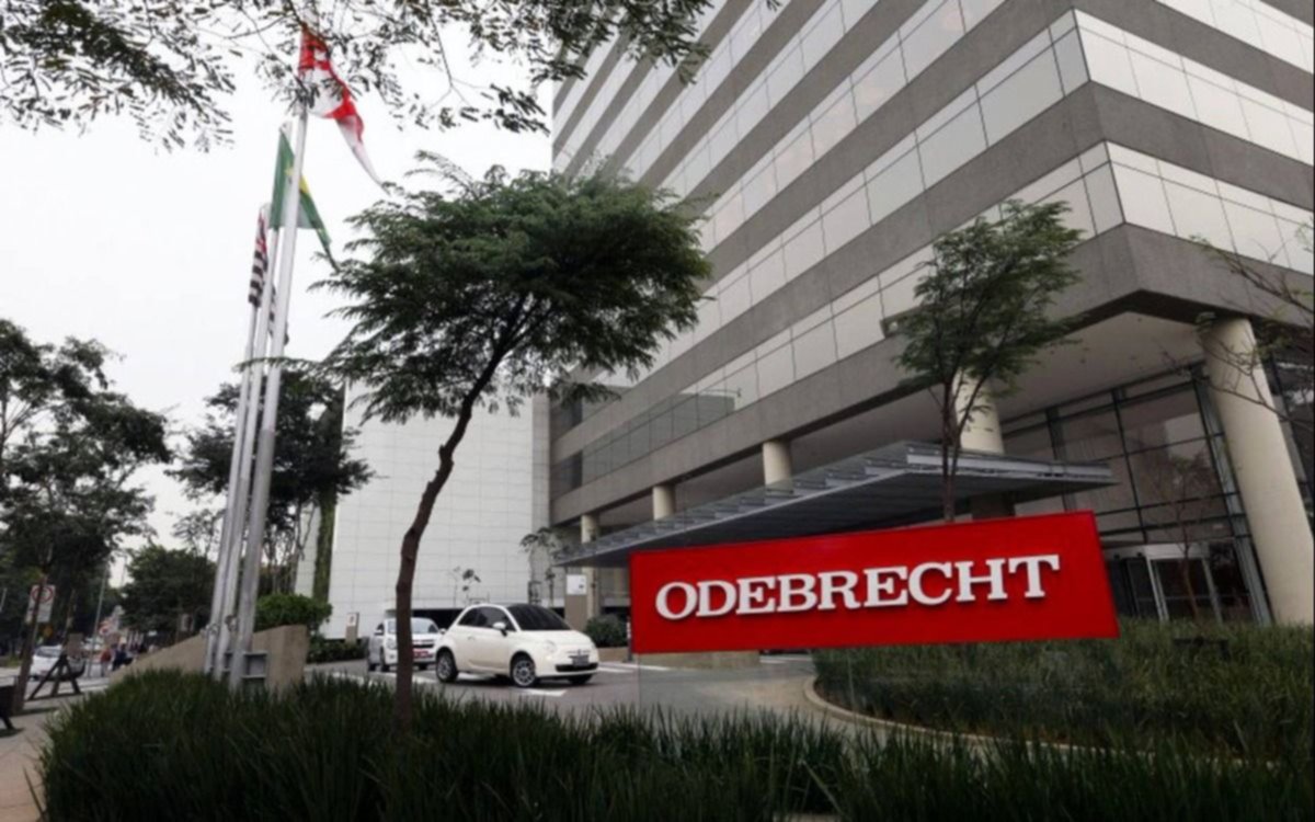 Pagaron 1.500 millones de dólares y 13 mil millones de pesos por dos obras que no se terminarán